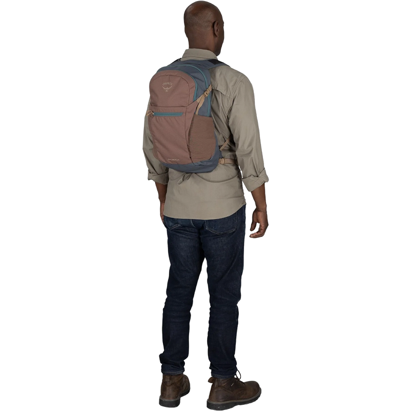 Daylite Plus, Osprey Daylite Plus in Mama Brown Tungsten on model back