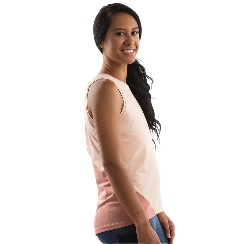 Women's Wander Tank, Pearl Izumi Women's Wander Tank 6UJ-Blush/Rosette on model right side