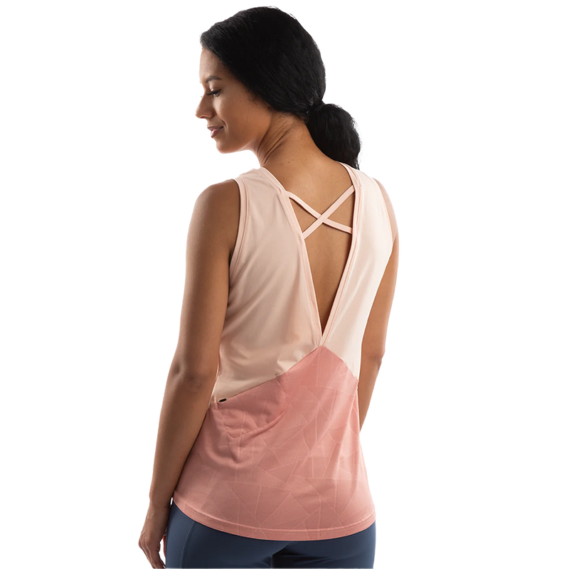 Women's Wander Tank, Pearl Izumi Women's Wander Tank 6UJ-Blush/Rosette on model back