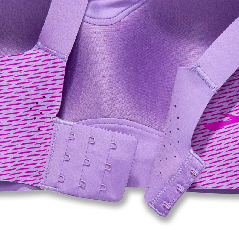 Women's Dare Scoopback Run Bra, Brooks Women's Dare Scoopback Run Bra closure